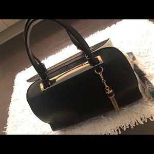 Brand new handbag with optional crossbody strap